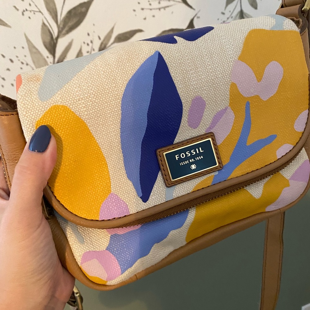 Fossil purse crossbody with extendable body